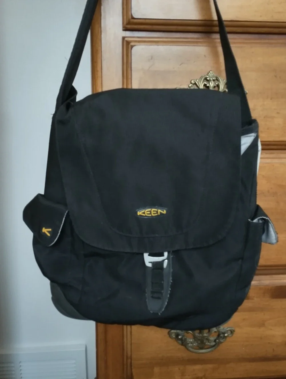 KEEN Black Oswego Messenger Laptop Bag - Durable Crossbody for Men